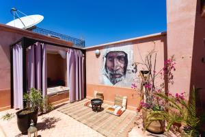 un mural de un hombre al lado de un edificio en Riad Mazaya, en Marrakech