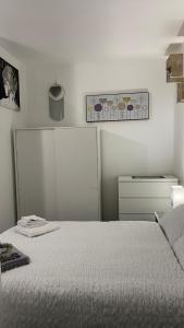 1 dormitorio con 1 cama y una foto en la pared en BVapartments-Blackhouse F2, en Huddersfield
