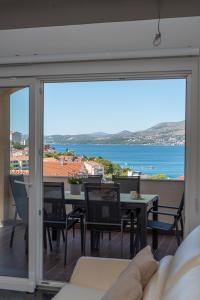 ein Wohnzimmer mit Meerblick in der Unterkunft Apartments Villa Pupa in Trogir