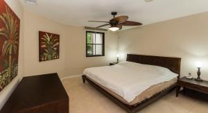 Ένα ή περισσότερα κρεβάτια σε δωμάτιο στο Large, Nautical-Themed End Unit in Coco with Lots of Natural Light +39 φωτογραφίες