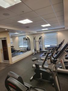 un gimnasio con filas de cintas de correr y máquinas de cardio en Stars Inn and Suites - Hotel, en Fort Saskatchewan