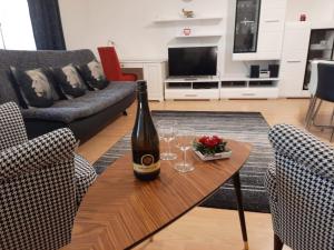 - Botella de vino en la mesa de la sala de estar en Apartmán Nad Kolonádou en Karlovy Vary