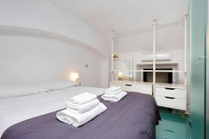 ローマにあるCoronariのベッドルーム1室(タオル付)