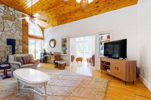 Μια τηλεόραση ή/και κέντρο ψυχαγωγίας στο Doe Heights Chalet