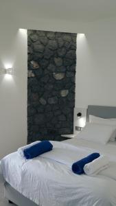Letto o letti in una camera di Noir Santorini