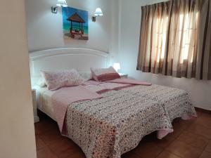 Säng eller sängar i ett rum på Bungalow Santa Fe en centro de Playa del Inglés