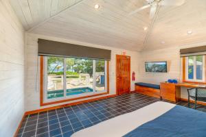 um quarto com uma grande janela e uma mesa em Barefoot Cay Resort em Roatan