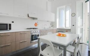 A kitchen or kitchenette at Conca Del Naviglio by Halldis