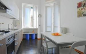A kitchen or kitchenette at Conca Del Naviglio by Halldis