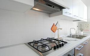 A kitchen or kitchenette at Conca Del Naviglio by Halldis