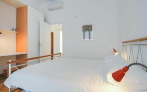 A bed or beds in a room at Conca Del Naviglio by Halldis