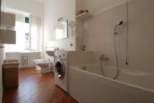 A bathroom at Conca Del Naviglio by Halldis