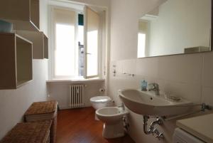 A bathroom at Conca Del Naviglio by Halldis Még 13 kép