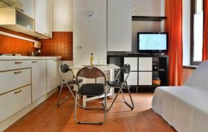 een keuken met een tafel en stoelen in een kamer bij Como in Milaan