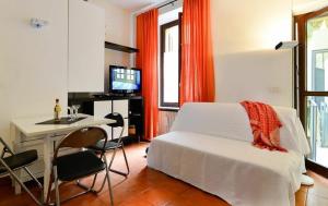 een slaapkamer met een bed, een bureau en een computer bij Como in Milaan