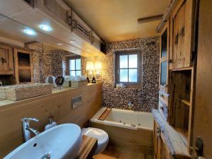 łazienka z umywalką, wanną i toaletą w obiekcie TEDDYBÄR ski-to-door Studio w mieście Bad Kleinkirchheim