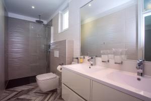 Kúpeľňa v ubytovaní Luxury Villa POCRNJA -heated pool, sauna, jacuzzi, pool table