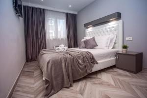 Posteľ alebo postele v izbe v ubytovaní Luxury Villa POCRNJA -heated pool, sauna, jacuzzi, pool table