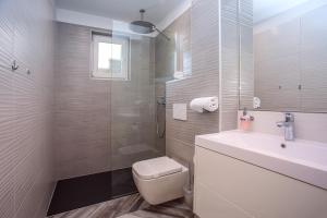 Kúpeľňa v ubytovaní Luxury Villa POCRNJA -heated pool, sauna, jacuzzi, pool table