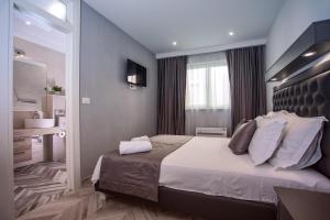 Posteľ alebo postele v izbe v ubytovaní Luxury Villa POCRNJA -heated pool, sauna, jacuzzi, pool table