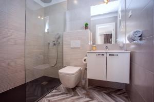 Kúpeľňa v ubytovaní Luxury Villa POCRNJA -heated pool, sauna, jacuzzi, pool table