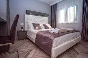 Posteľ alebo postele v izbe v ubytovaní Luxury Villa POCRNJA -heated pool, sauna, jacuzzi, pool table