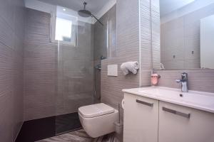 Kúpeľňa v ubytovaní Luxury Villa POCRNJA -heated pool, sauna, jacuzzi, pool table