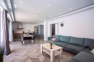 Posedenie v ubytovaní Luxury Villa POCRNJA -heated pool, sauna, jacuzzi, pool table