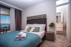 Posteľ alebo postele v izbe v ubytovaní Luxury Villa POCRNJA -heated pool, sauna, jacuzzi, pool table