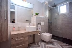 Kúpeľňa v ubytovaní Luxury Villa POCRNJA -heated pool, sauna, jacuzzi, pool table