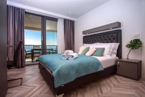 Posteľ alebo postele v izbe v ubytovaní Luxury Villa POCRNJA -heated pool, sauna, jacuzzi, pool table + 37 fotografií