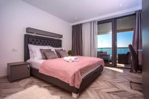 Posteľ alebo postele v izbe v ubytovaní Luxury Villa POCRNJA -heated pool, sauna, jacuzzi, pool table