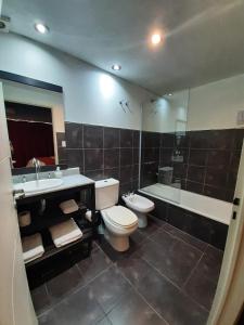 łazienka z toaletą, umywalką i wanną w obiekcie First Palermo Hotel w BuenosAires