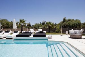 Villa Palena في مدينة خانيا: مسبح مع كنب وفناء +50 صورة