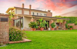 una casa con un césped verde delante de ella en Villa MariaTeresa en Isernia