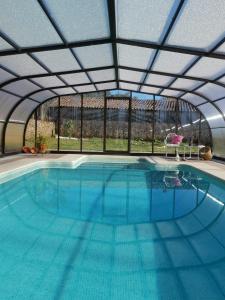 una gran piscina con un gran techo en María, en Cortegana
