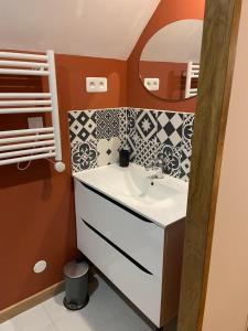 Koupelna v ubytování La Charmeraie : gîte de charme, piscine et spa