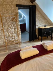 Postel nebo postele na pokoji v ubytování La Charmeraie : gîte de charme, piscine et spa
