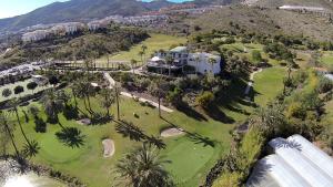 eine Luftansicht eines Resorts mit einem Golfplatz in der Unterkunft 1016 Piscis Apartamentos - VISTAS AL MAR - Piscina y Playa in Benalmádena