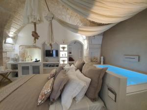 TV tai viihdekeskus majoituspaikassa Eurydice Suite with Infinity Jacuzzi