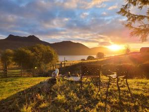 un tramonto su un campo con panchina e lago di Sound of Durnamuck a Durnamuck
