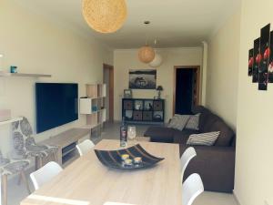 A seating area at Maravillosa vivienda con piscina al lado del mar