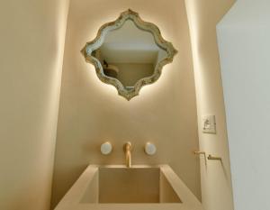 Kylpyhuone majoituspaikassa Eurydice Suite with Infinity Jacuzzi