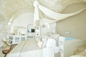 TV tai viihdekeskus majoituspaikassa Eurydice Suite with Infinity Jacuzzi