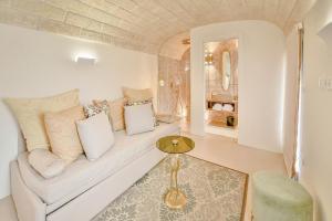 Oleskelutila majoituspaikassa Eurydice Suite with Infinity Jacuzzi