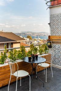een terras met een tafel en stoelen op een balkon bij Ali Pasha Apartment in Istanbul