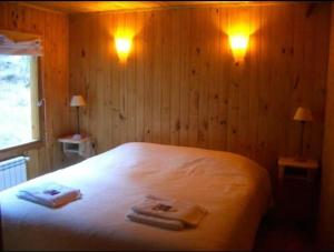 En eller flere senge i et værelse på Alumine River Ranch