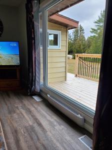 Balkón nebo terasa v ubytování Michaels Bay Getaway on Manitoulin Island