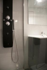 een badkamer met een douche en een wastafel bij Idyllic Apartment with Terrace in Barcelona
