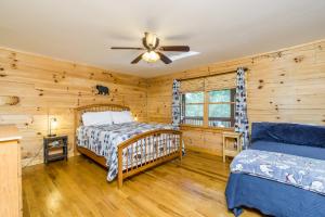 1 Schlafzimmer mit 2 Betten und einem Deckenventilator in der Unterkunft New Listing! Poppy's Great Escape - 4 Bed 4 Bath - Hot Tub in Dahlonega